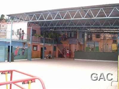 Spielplatz - kleine Gruppe.jpg - Ausreichend Platz zum Spielen für die 2 bis 6-jährigen Kinder.